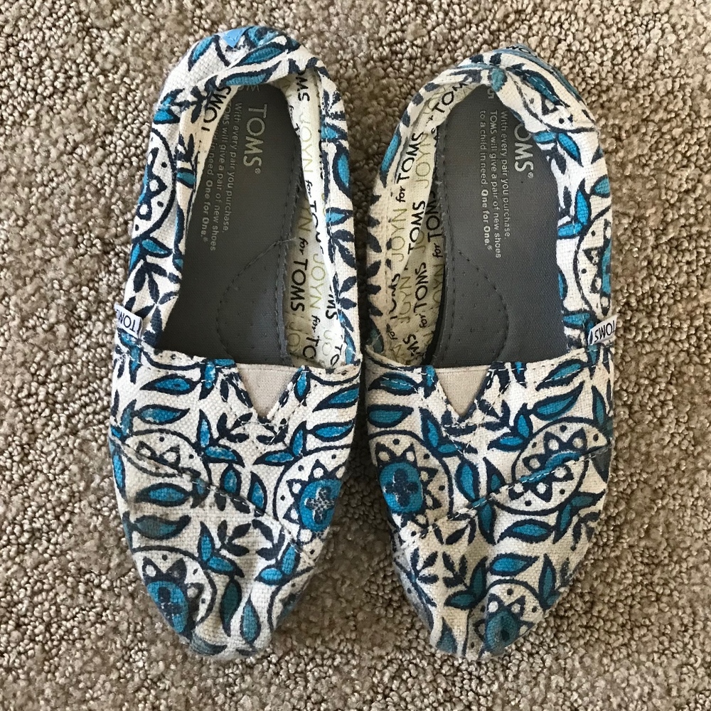 tom's toms blue and white floral slip ons size 6.5